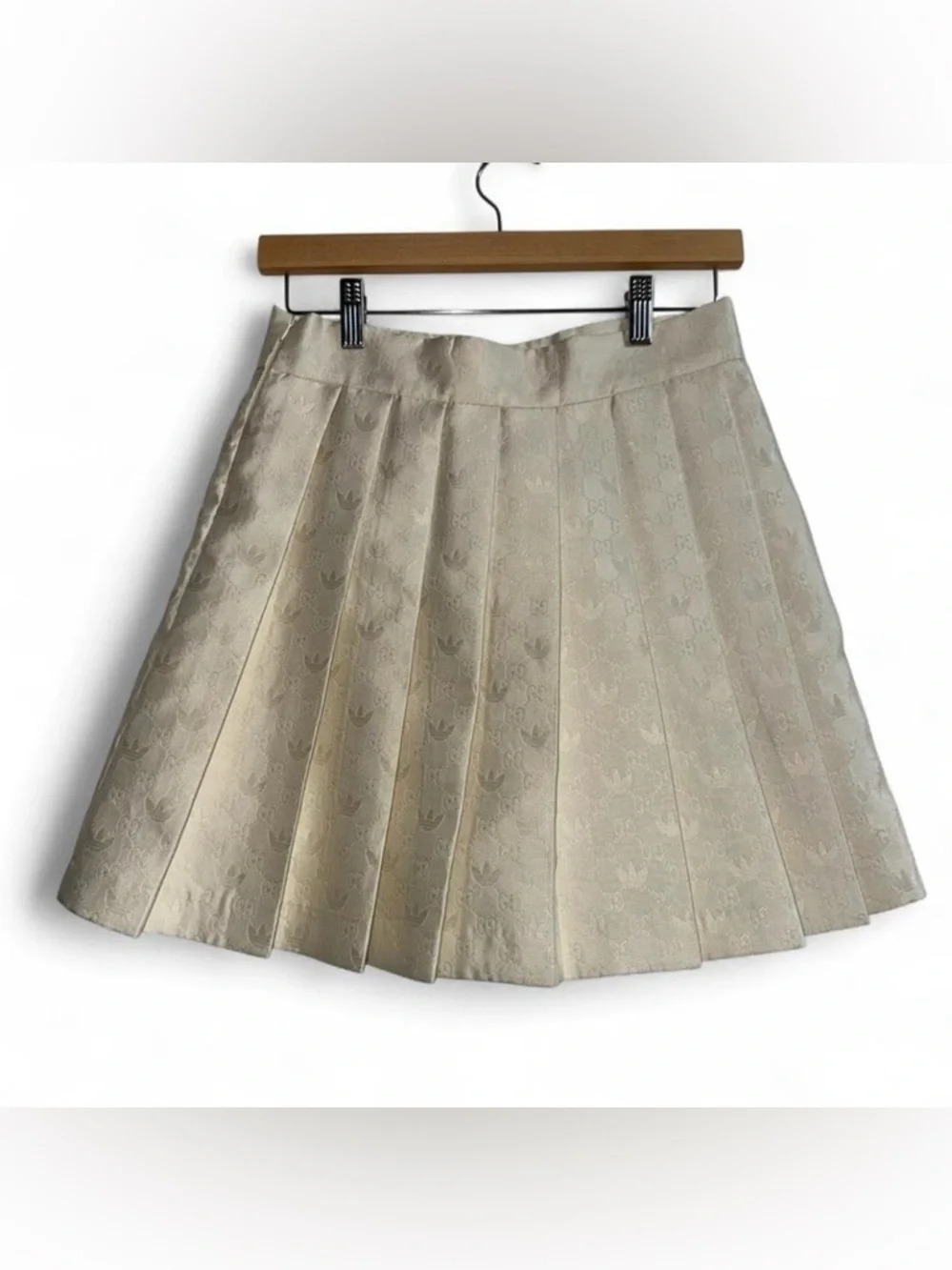 Adidas x Gucci: cream pleated skirt and blazer set - Picture 7 of 8